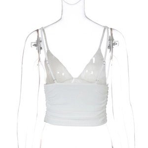 Rückansicht des weißen gerippten Crop-Camisoles mit verstellbaren Trägern im Detail