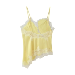 Détail d'un caraco en satin jaune avec bordure en dentelle blanche et ourlet irrégulier