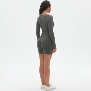 Detail der nahtlosen Rückennaht am grauen Yoga-Langarmshirt und den Push-Up-Sportshorts