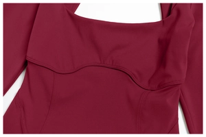 Détail d'un body bordeaux à encolure carrée montrant le tissu et la couture vague