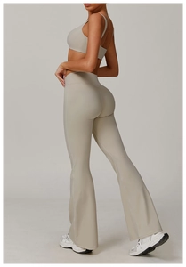 Détails d'un ensemble de sport beige avoine avec brassière et pantalon évasé taille haute