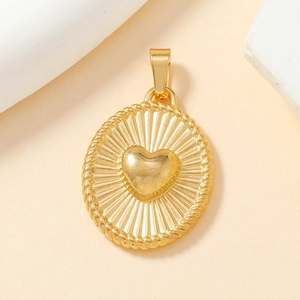 Détail d'un pendentif ovale doré avec un motif de cœur et des rayons de soleil