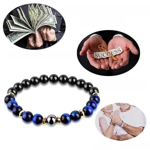 Détails du bracelet triple protection en œil de tigre bleu et perles magnétiques noires