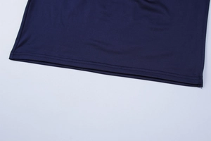 Vue détaillée de la couture double aiguille sur l'ourlet de la robe bleu marine