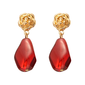 Orecchini a rosa dorata vintage con pendenti a goccia in vetro rosso rubino elegante