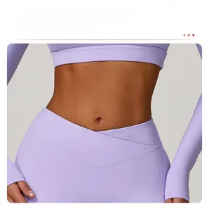 Detail des Crossover-Taillendesigns bei hoch elastischen Yoga-Shorts für Damen