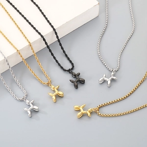 Collier avec pendentif chien ballon en acier inoxydable poli en tons or, argent et noir