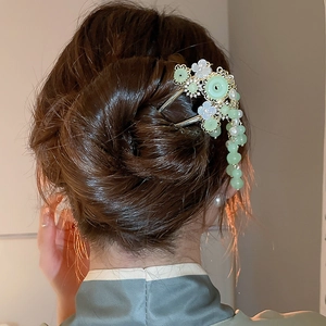 Detail einer chinesischen Haarnadel mit jadeähnlicher Scheibe, Perlen und Quasten