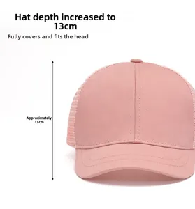 Dettaglio del berretto rosa in mesh con corona profonda 13cm per una vestibilità avvolgente