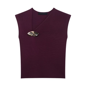 Canotta in maglia bordeaux slim fit con dettagli metallici dorati su sfondo bianco