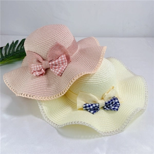 Cappello da sole pieghevole con fiocco e pizzo in rosa e crema per spiaggia e mare