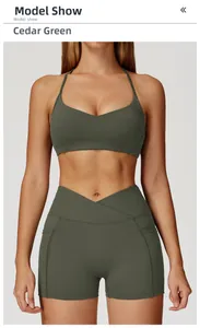 Vue de face du mannequin portant un ensemble soutien-gorge de sport et short yoga