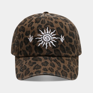 Casquette de baseball motif léopard marron avec broderie soleil et visière courbée