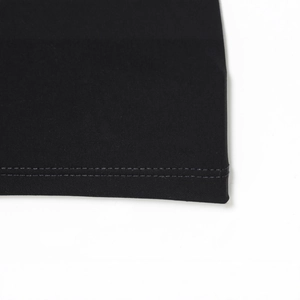 Détail de couture à double aiguille de haute qualité sur l'ourlet de la robe noire