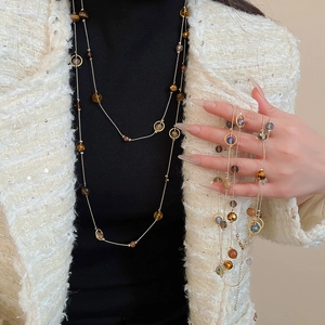 Nahaufnahme der mehrlagigen Vintage-Halskette mit Goldketten und facettierten Perlen