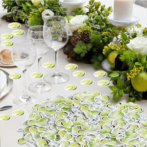 Confettis de table citron vert et verres de margarita pour décorations de fête estivale