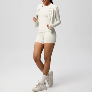 Ensemble de yoga 3 pièces pour femme avec veste zippée crème, t-shirt et short de sport