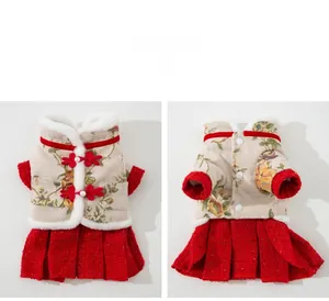 Détail d'une robe pour chien en jacquard avec jupe en tweed rouge et boutons perles