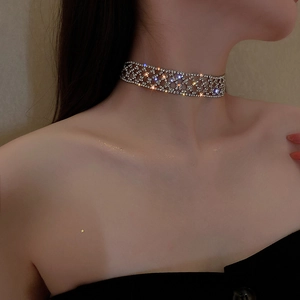 Détail du collier choker en strass argenté scintillant avec motif de grille en losange