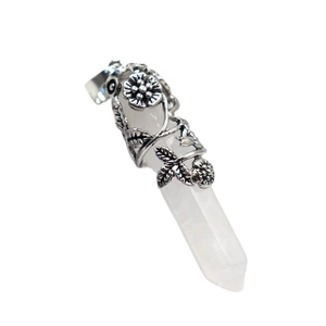 Pendentif en cristal blanc naturel avec enveloppe florale en métal argenté