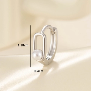 Orecchini a cerchio quadrati argento con perla bianca e dimensioni di 1,18 cm per 0,4 cm