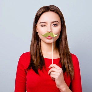 Gros plan d'un accessoire photo moustache dorée pour fête d'anniversaire de bébé
