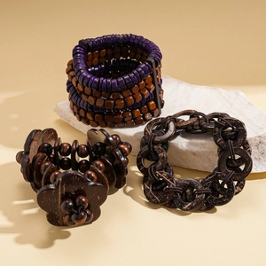 Bracciale multistrato etnico con perline viola e maglie in guscio di cocco su pietra
