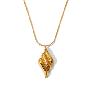 Détail du collier chaîne serpent en acier inoxydable doré 18 carats avec pendentif ondulé