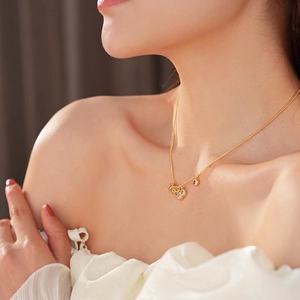 Collana placcata oro 18k con pendente in madreperla e ciondoli a strati raffinati