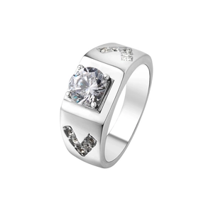 Détail macro de la bague pour hommes en acier titane avec grand zircon rond scintillant