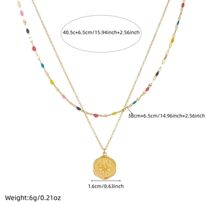 Zweilagige Goldkette mit Kompass-Anhänger, bunten Emaille-Perlen und Maßangaben