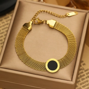 Vue détaillée d'un bracelet maille doré 18 carats avec médaillon noir aux chiffres romains