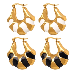 Orecchini a cerchio geometrici stile francese con smalto bianco e nero e oro