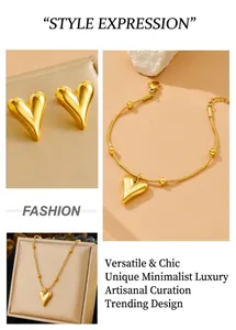 Détails d'une parure de bijoux cœur dorés polis avec boucles d'oreilles, collier et bracelet