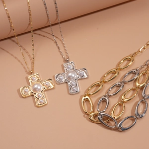 Ensemble de deux colliers rétro or et argent avec pendentifs croix et perles d'imitation