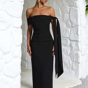 Robe longue noire élégante à épaules dénudées avec fente latérale et rubans chic