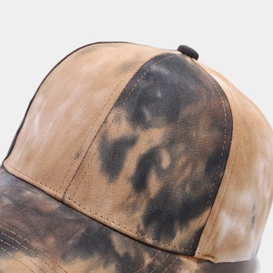 Gros plan sur le tissu tie-dye de la casquette montrant le sergé et les coutures