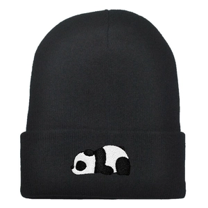 Klassische schwarze Strickmütze mit süßer Panda-Stickerei für Wärme und Stil im Winter