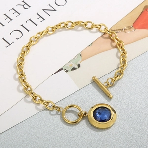 Bracelet chaîne dorée avec pendentif cristal bleu et fermoir à bascule en T