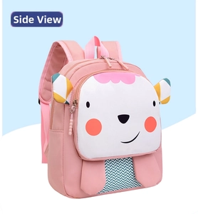 Vista lateral de una linda mochila rosa de oso de dibujos animados para niños