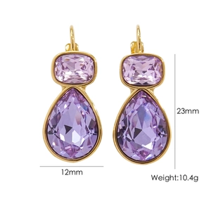 Macro detail of purple teardrop zircon earrings with gold frame dimensions 23x12mm