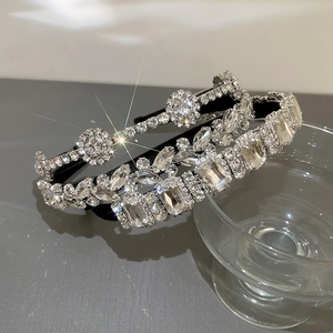 Dettaglio dei cerchietti in strass argentati con cristalli geometrici a forma di foglia