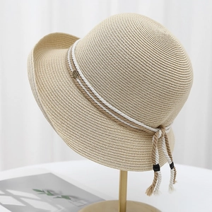 Handgewebter Strohhut für Damen in Khaki mit Kordelband und goldenem Herzanhänger