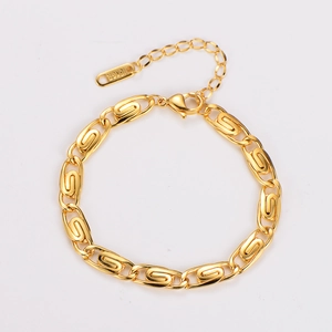 Detail of 18K gold-plated paperclip chain bracelet with adjustable lobster clasp and stamp
