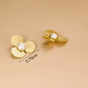 Boucles d'oreilles fleurs en acier doré avec perle blanche centrale, taille 3,75cm