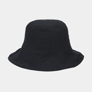 Dettaglio della trama del cappello da sole in cotone nero con design minimalista