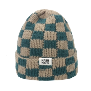 Dunkelgrüne und khakifarbene Strickmütze im Schachbrettmuster mit warmes Wollgewebe