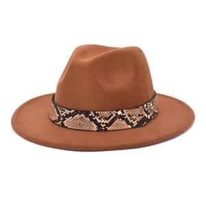 Détail du chapeau fedora caramel en laine avec bande en peau de serpent et rivet doré