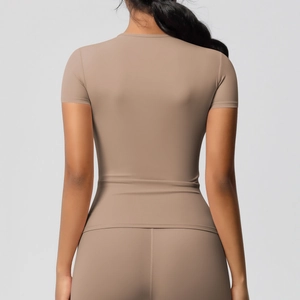 Haut de yoga marron à manches courtes, coupe ajustée, tissu extensible et dos sans couture