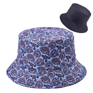 Detalle de gorro de pescador con estampado paisley y costuras reforzadas de calidad